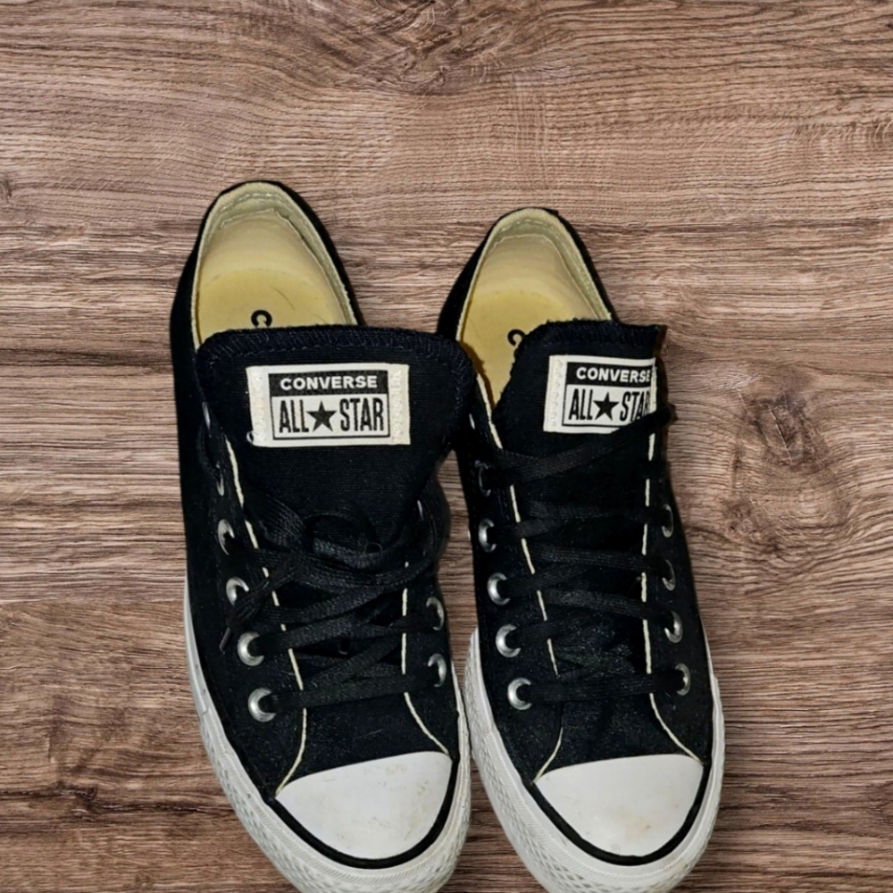 Converse Black and White Low-Top Sneakers Throwback Style Like New!!